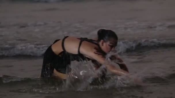 Fille dansant en mer 