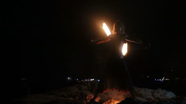 Man spins fire poi — Stock Video