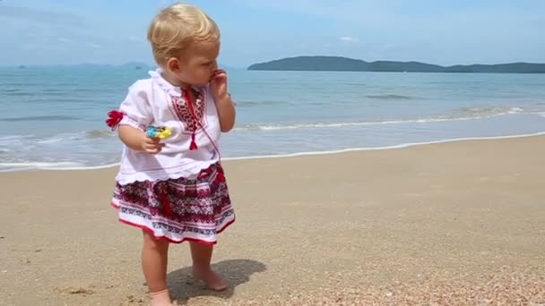 Liten flicka på strand — Stockvideo