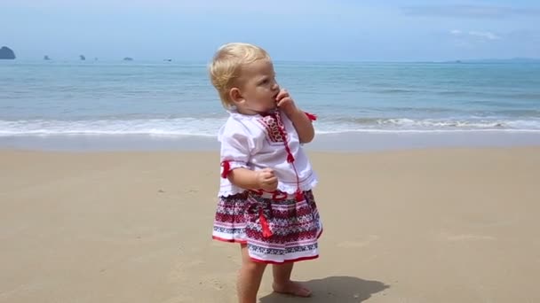 holčička na pláži