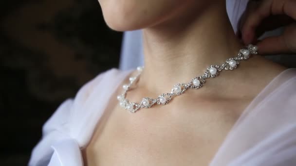 Bride fastens necklace — Stock Video