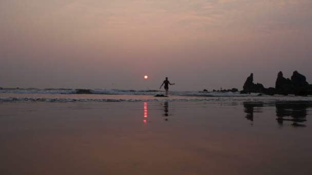 Ragazza in mare — Video Stock