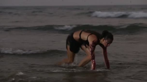 Menina dançando no mar — Vídeo de Stock