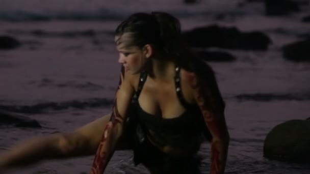 Девушка танцует в море — стоковое видео