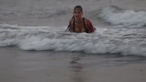 Chica bailando en el mar — Vídeos de Stock