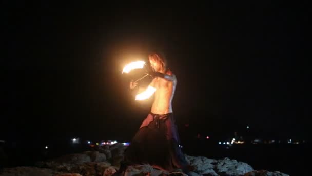 Man spins fire poi — Stock Video