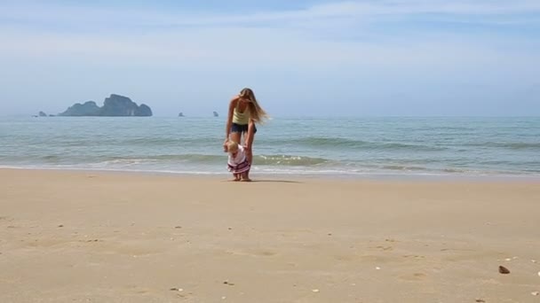 Little girl on beach — Stock Video