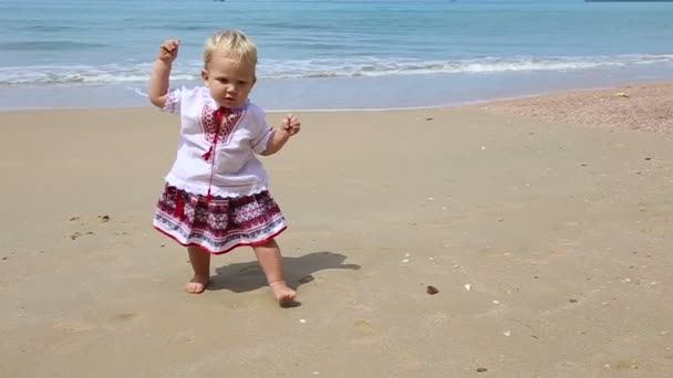 Liten flicka på strand — Stockvideo