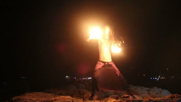 Man spins fire poi — Stock Video