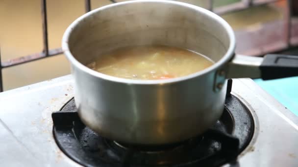 Cocinar sopa — Vídeo de stock