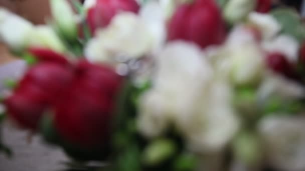 玫瑰上的结婚戒指 — 图库视频影像