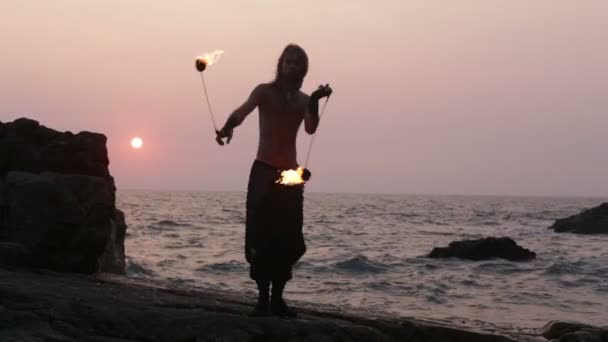 L'homme tourne poi feu 