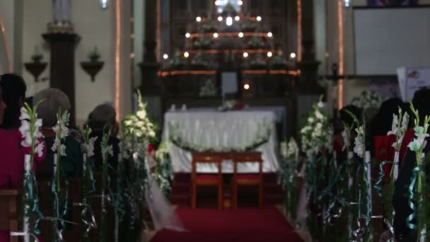 Wediing ceremonie in de kerk — Stockvideo