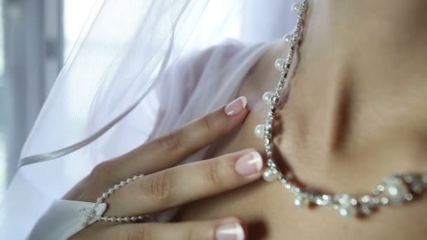 Bride neck with necklace — Stock Video