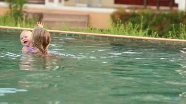 Child and mother  in  pool — Stock Video