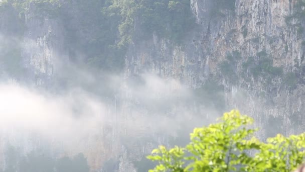 Nubes y montañas — Vídeo de stock