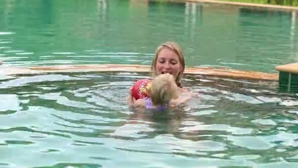 Ребенок и мать в бассейне — стоковое видео