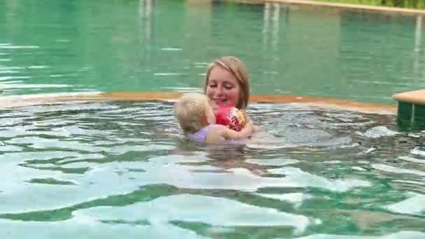 Niño y madre en la piscina — Vídeo de stock