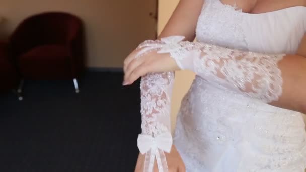 Bruid draagt bruiloft handschoenen — Stockvideo