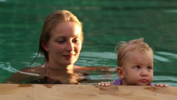 Mãe e bebê na piscina — Vídeo de Stock