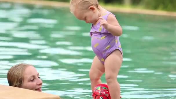 Малюк і мати в басейні — стокове відео