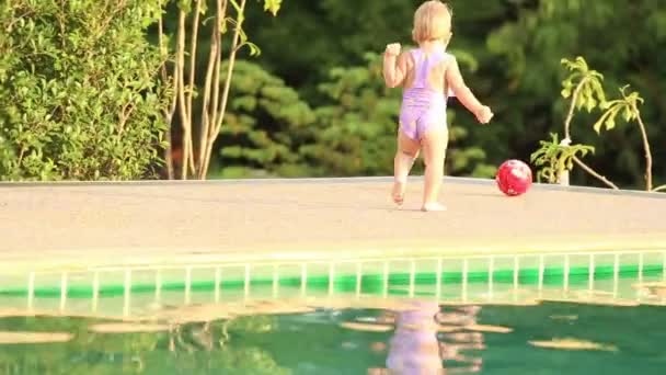 Bambino e madre in piscina — Video Stock