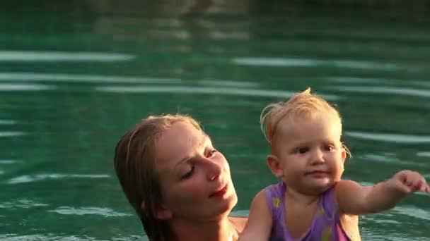 Madre y bebé en la piscina — Vídeo de stock