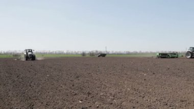 Traktörler alan üzerinde