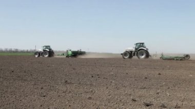 Traktörler alan üzerinde
