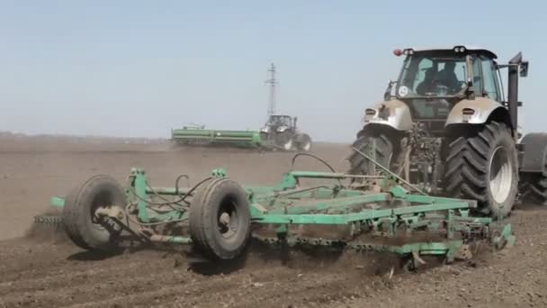 Traktor auf Feld — Stockvideo