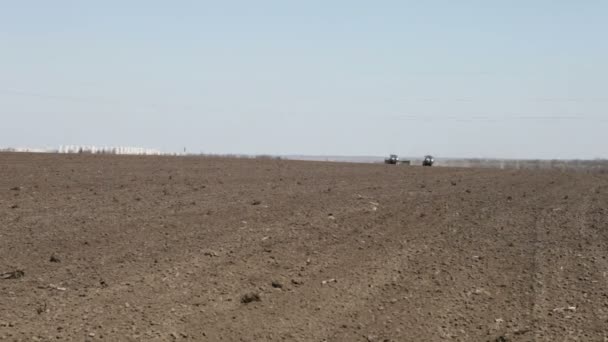 Tractores en el campo — Vídeo de stock