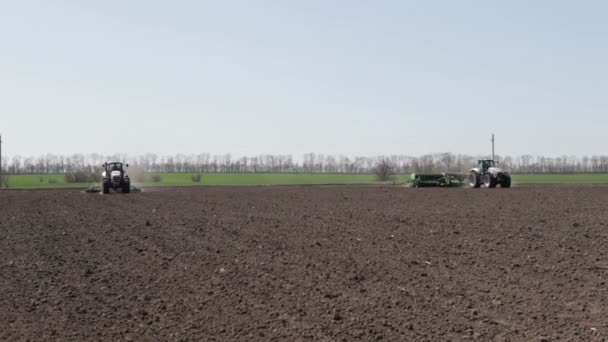 Två traktorer på fältet — Stockvideo