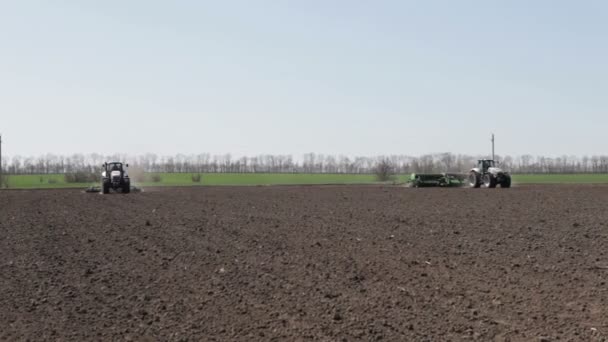 Dos tractores en el campo — Vídeo de stock