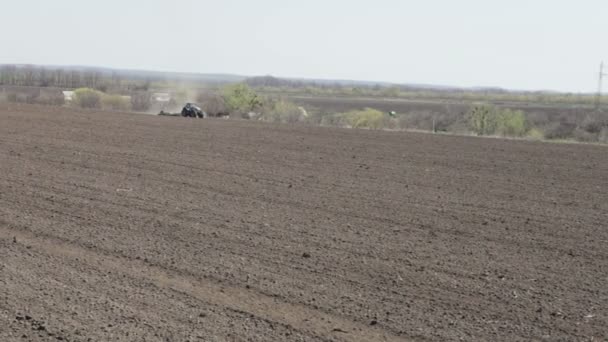 Tractor en el campo — Vídeos de Stock