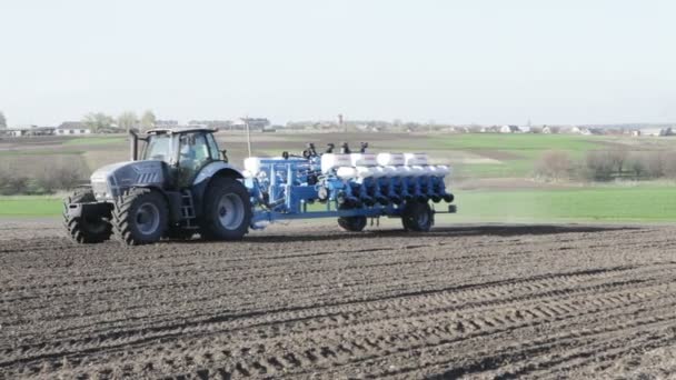 Tractor con taladro — Vídeo de stock