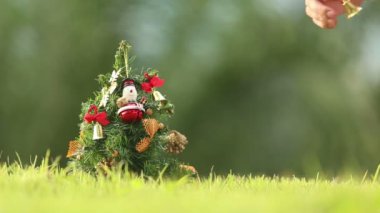 Kız oyuncaklar Noel ağacı düzeltir