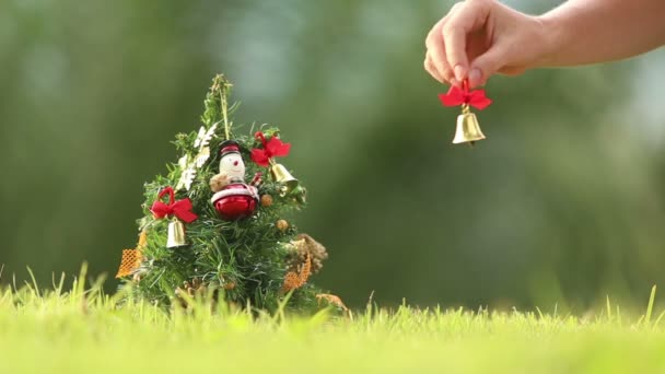 Menina pendura sino na árvore de Natal — Vídeo de Stock