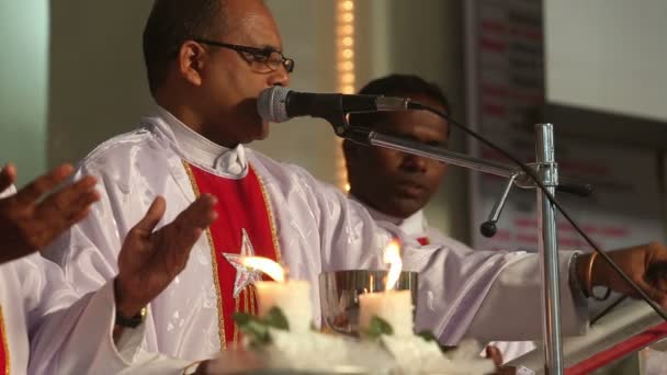 Sacerdotes en la boda en India — Vídeo de stock