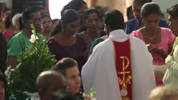 Paroissiens indiens à l'église — Video