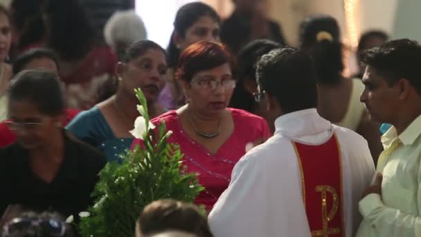 Indiska församlingsbor i kyrkan — Stockvideo