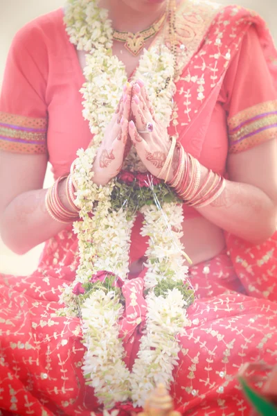 Nygift händer med mehendi — Stockfoto