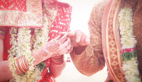 Yeni evli eller yüzük