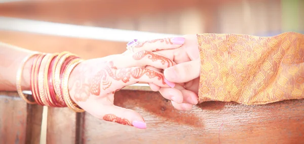 Newlywed hands with mehendi — Stock Photo, Image
