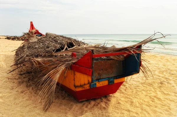 Barco de peixe na praia — Fotografia de Stock