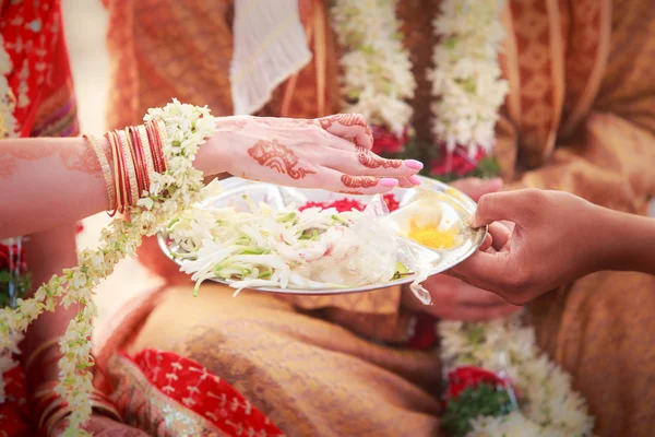 Yeni evli mehendi el