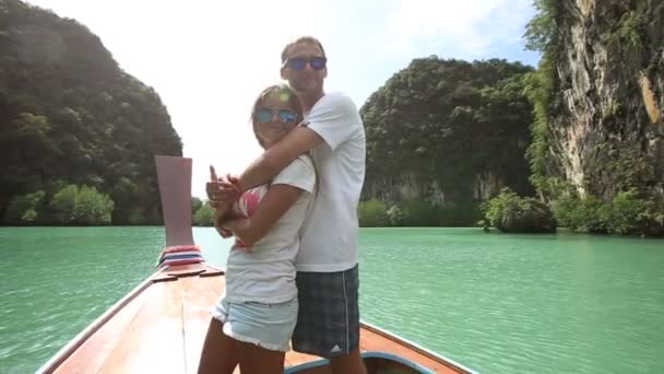 Par på båt i Thailand — Stockvideo