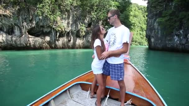 Pareja en barco en Tailandia — Vídeo de stock