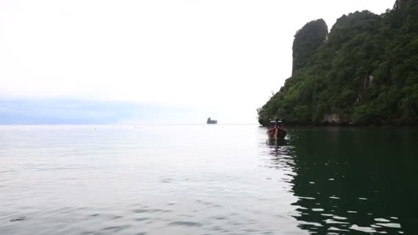 Barca a vela vicino alla scogliera — Video Stock
