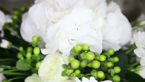 Blumen auf dem Hochzeitstisch — Stockvideo