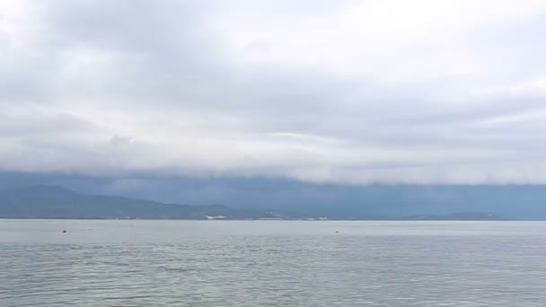 Грозовые тучи над островом — стоковое видео